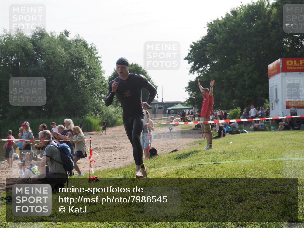 15.06.2025 - 27. Vierlanden-Triathlon KatJ http://msf.ph/oto/7986545 15.06.2025 09:01:51 Schwimmen 206, 242 meine-sportfotos.de