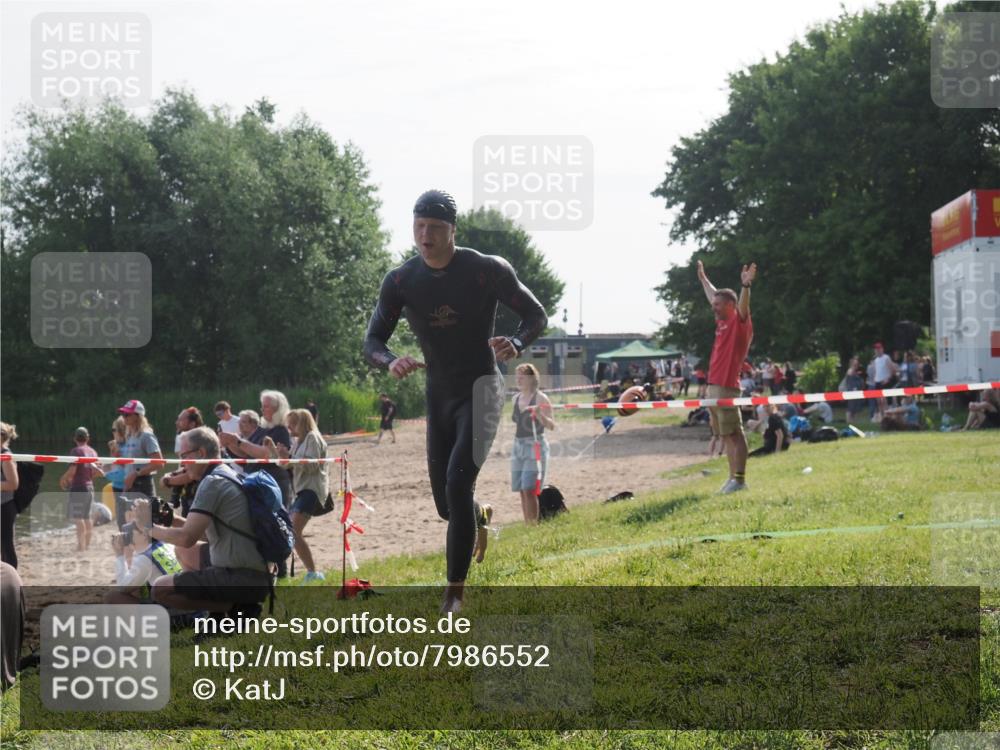 15.06.2025 - 27. Vierlanden-Triathlon KatJ http://msf.ph/oto/7986552 15.06.2025 09:01:51 Schwimmen 206, 242 meine-sportfotos.de
