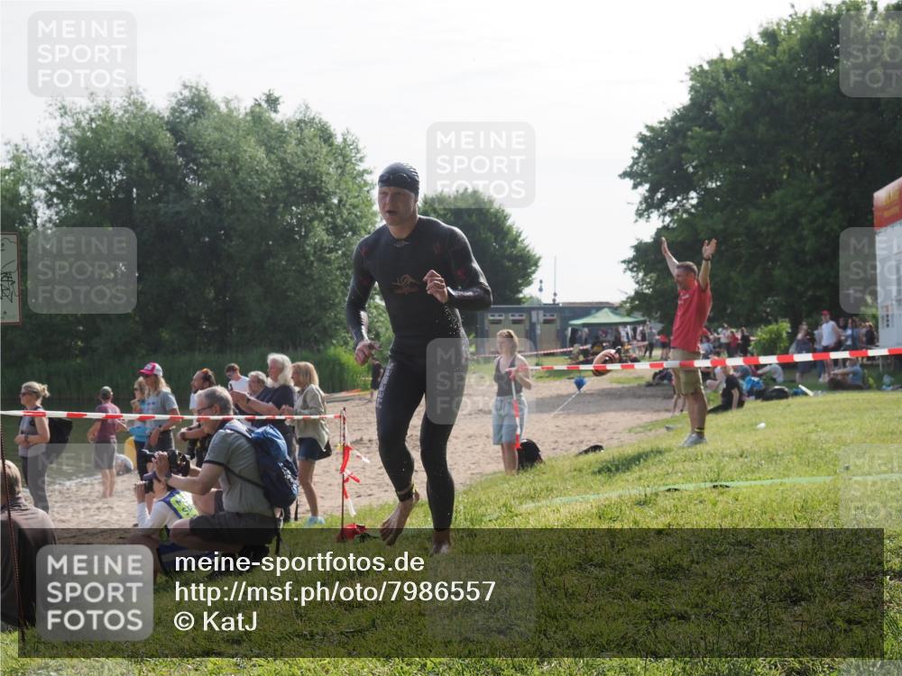 15.06.2025 - 27. Vierlanden-Triathlon KatJ http://msf.ph/oto/7986557 15.06.2025 09:01:51 Schwimmen 206, 242 meine-sportfotos.de