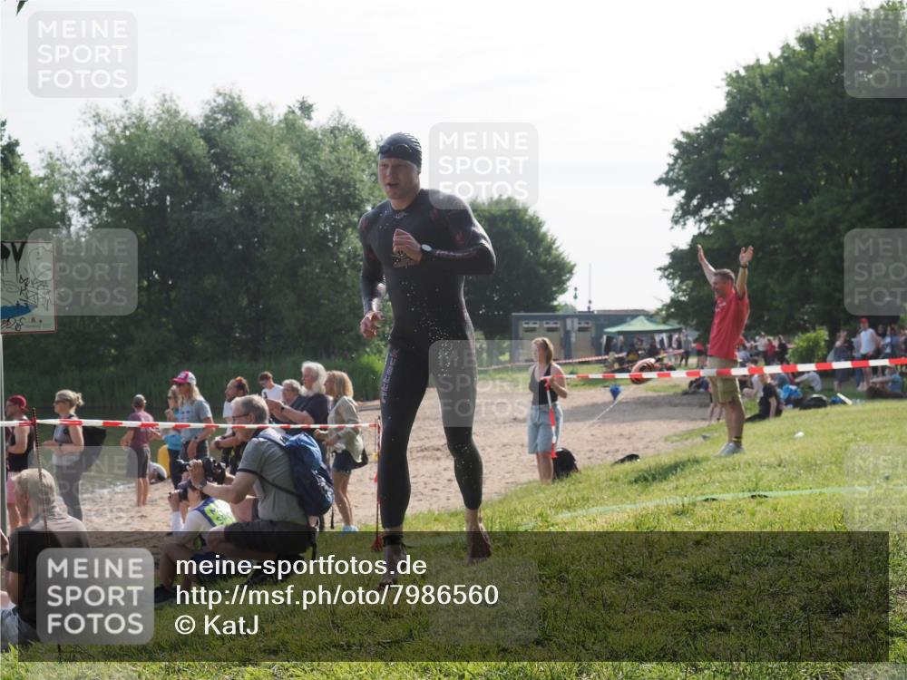 15.06.2025 - 27. Vierlanden-Triathlon KatJ http://msf.ph/oto/7986560 15.06.2025 09:01:51 Schwimmen 206, 242 meine-sportfotos.de