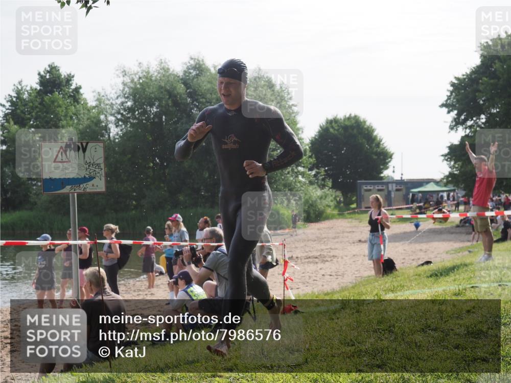 15.06.2025 - 27. Vierlanden-Triathlon KatJ http://msf.ph/oto/7986576 15.06.2025 09:01:51 Schwimmen 206, 242 meine-sportfotos.de