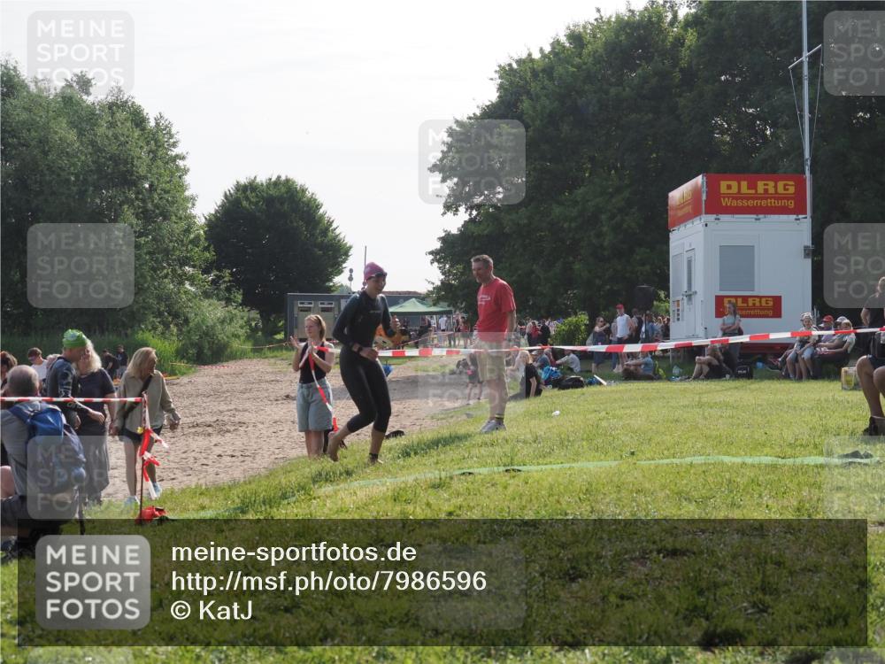 15.06.2025 - 27. Vierlanden-Triathlon KatJ http://msf.ph/oto/7986596 15.06.2025 09:01:55 Schwimmen 196, 206, 214, 242 meine-sportfotos.de