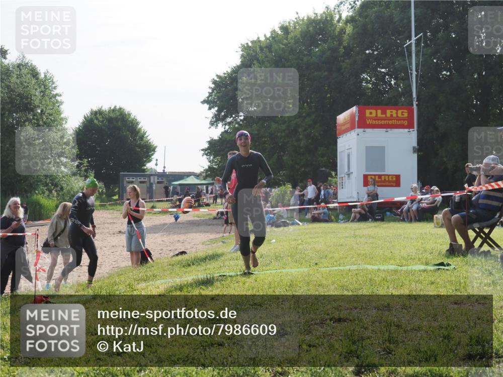 15.06.2025 - 27. Vierlanden-Triathlon KatJ http://msf.ph/oto/7986609 15.06.2025 09:01:56 Schwimmen 196, 206, 214, 242 meine-sportfotos.de
