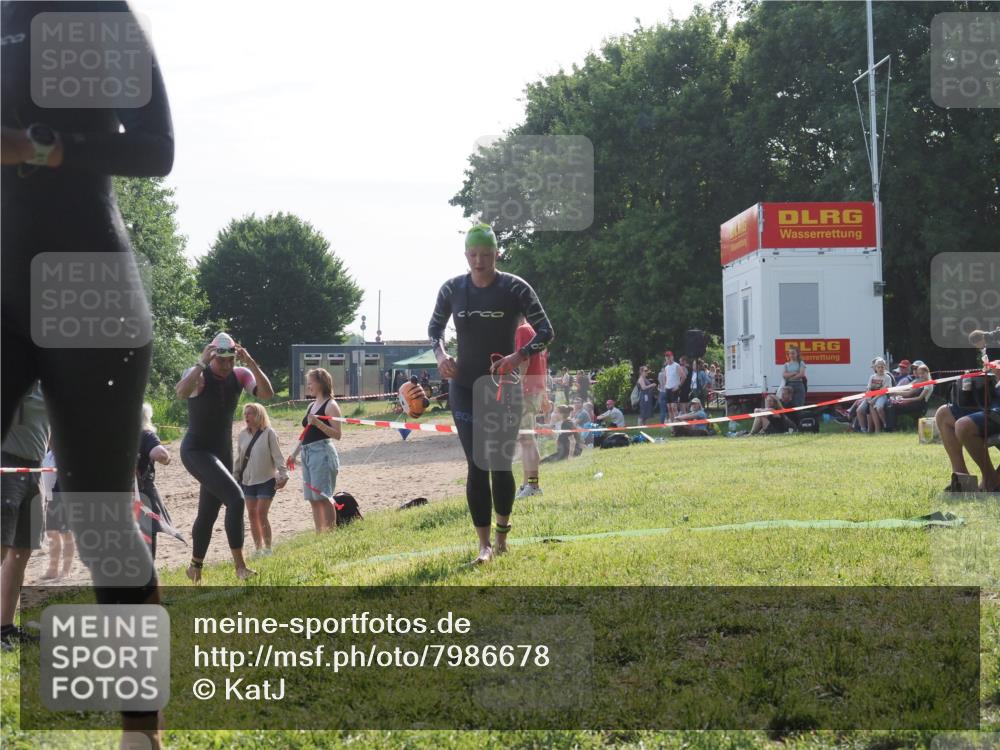 15.06.2025 - 27. Vierlanden-Triathlon KatJ http://msf.ph/oto/7986678 15.06.2025 09:01:59 Schwimmen 196, 206, 214, 242 meine-sportfotos.de