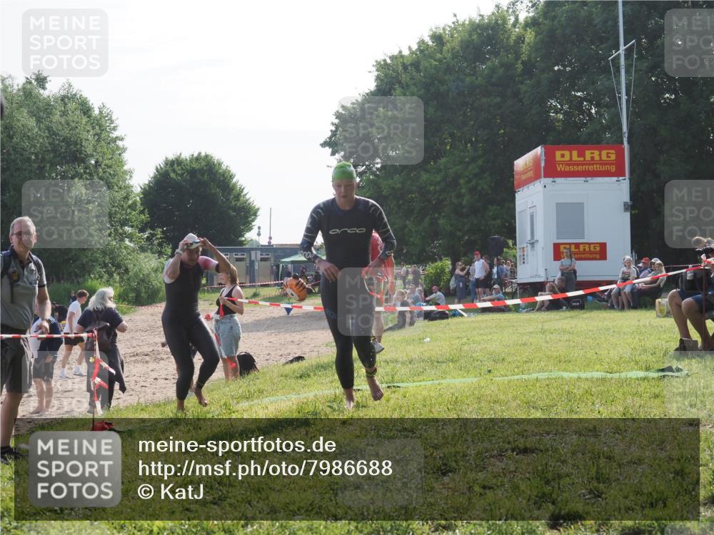 15.06.2025 - 27. Vierlanden-Triathlon KatJ http://msf.ph/oto/7986688 15.06.2025 09:01:59 Schwimmen 196, 206, 214, 242 meine-sportfotos.de