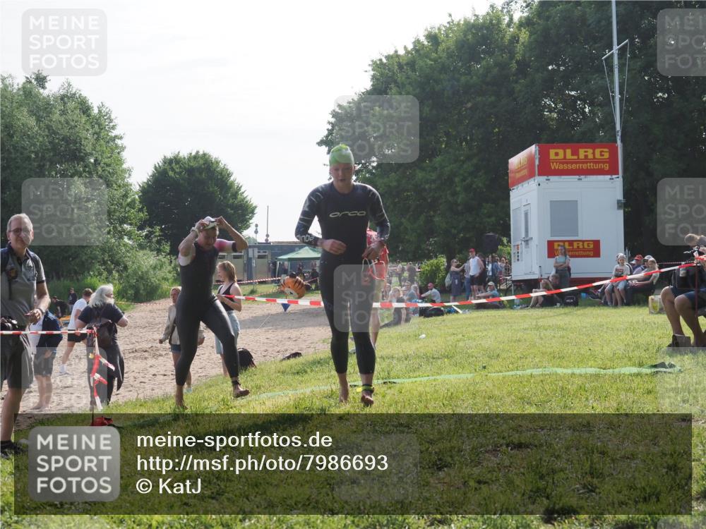 15.06.2025 - 27. Vierlanden-Triathlon KatJ http://msf.ph/oto/7986693 15.06.2025 09:01:59 Schwimmen 196, 206, 214, 242 meine-sportfotos.de