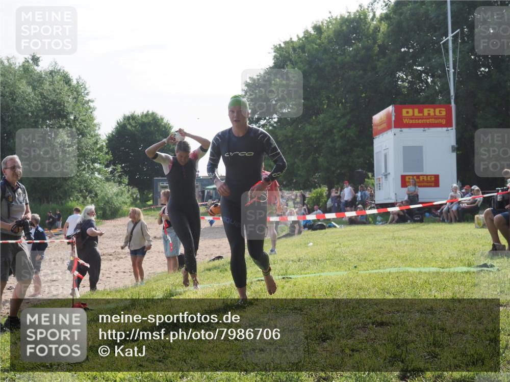 15.06.2025 - 27. Vierlanden-Triathlon KatJ http://msf.ph/oto/7986706 15.06.2025 09:02:00 Schwimmen 196, 206, 214 meine-sportfotos.de
