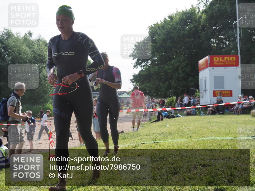 15.06.2025 - 27. Vierlanden-Triathlon KatJ http://msf.ph/oto/7986750 15.06.2025 09:02:01 Schwimmen 196, 206, 214 meine-sportfotos.de