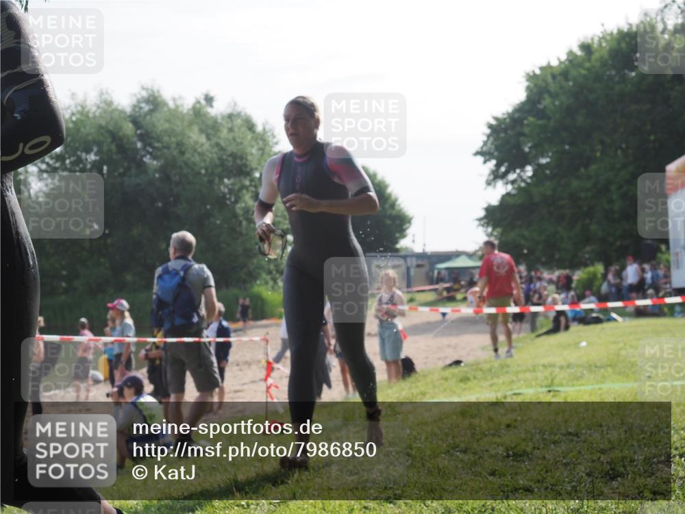 15.06.2025 - 27. Vierlanden-Triathlon KatJ http://msf.ph/oto/7986850 15.06.2025 09:02:02 Schwimmen 196, 206, 214 meine-sportfotos.de