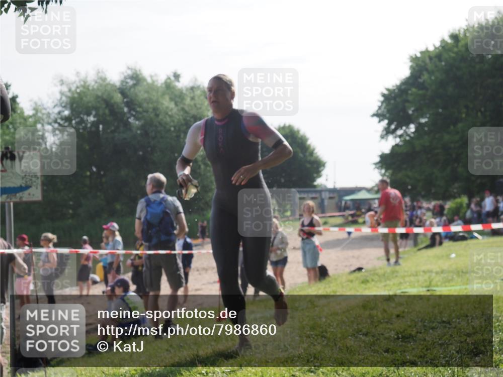 15.06.2025 - 27. Vierlanden-Triathlon KatJ http://msf.ph/oto/7986860 15.06.2025 09:02:02 Schwimmen 196, 206, 214 meine-sportfotos.de