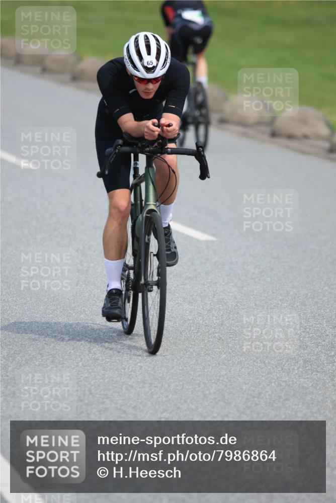 15.06.2025 - 27. Vierlanden-Triathlon H.Heesch http://msf.ph/oto/7986864 15.06.2025 11:15:39 Radfahren 65, 147, 198, 531, 670, 729 meine-sportfotos.de