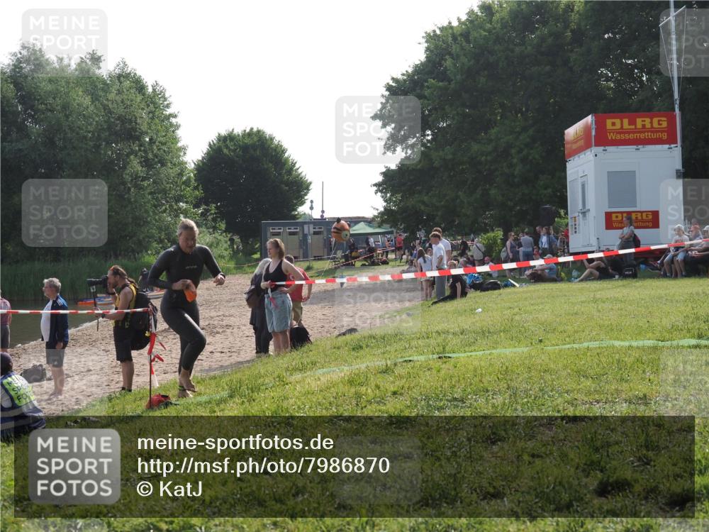 15.06.2025 - 27. Vierlanden-Triathlon KatJ http://msf.ph/oto/7986870 15.06.2025 09:02:38 Schwimmen 200, 246 meine-sportfotos.de