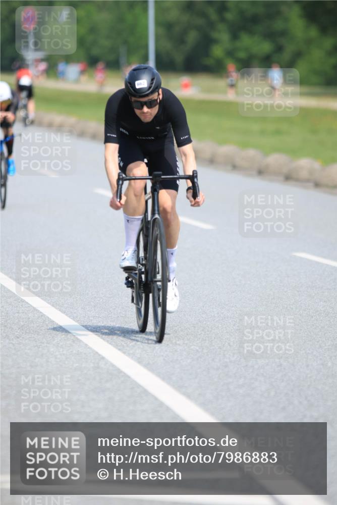 15.06.2025 - 27. Vierlanden-Triathlon H.Heesch http://msf.ph/oto/7986883 15.06.2025 11:35:05 Radfahren 662, 715 meine-sportfotos.de