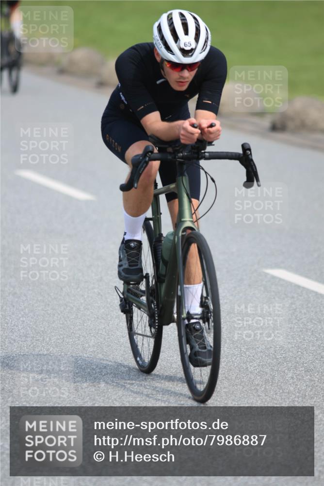 15.06.2025 - 27. Vierlanden-Triathlon H.Heesch http://msf.ph/oto/7986887 15.06.2025 11:15:39 Radfahren 65, 147, 198, 531, 670, 729 meine-sportfotos.de
