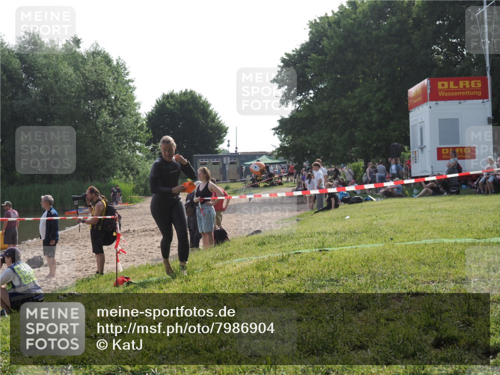 15.06.2025 - 27. Vierlanden-Triathlon KatJ http://msf.ph/oto/7986904 15.06.2025 09:02:38 Schwimmen 200, 246 meine-sportfotos.de