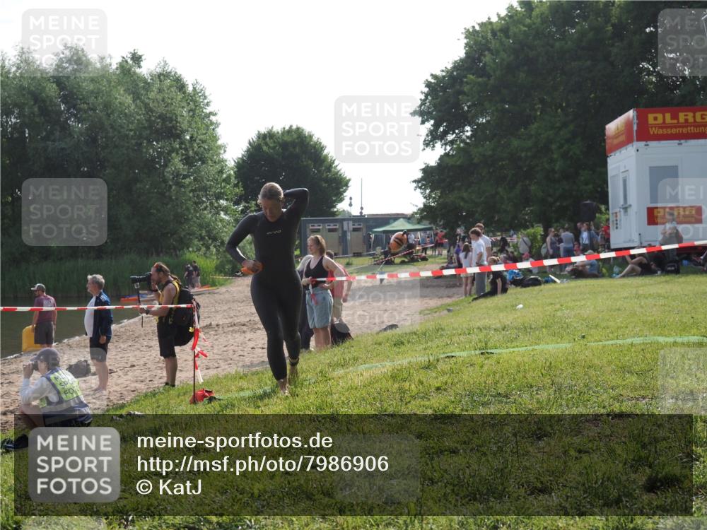 15.06.2025 - 27. Vierlanden-Triathlon KatJ http://msf.ph/oto/7986906 15.06.2025 09:02:39 Schwimmen 200, 223, 246 meine-sportfotos.de