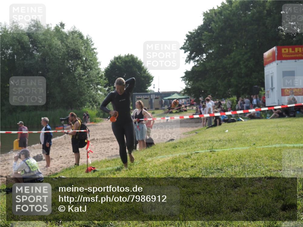 15.06.2025 - 27. Vierlanden-Triathlon KatJ http://msf.ph/oto/7986912 15.06.2025 09:02:39 Schwimmen 200, 223, 246 meine-sportfotos.de