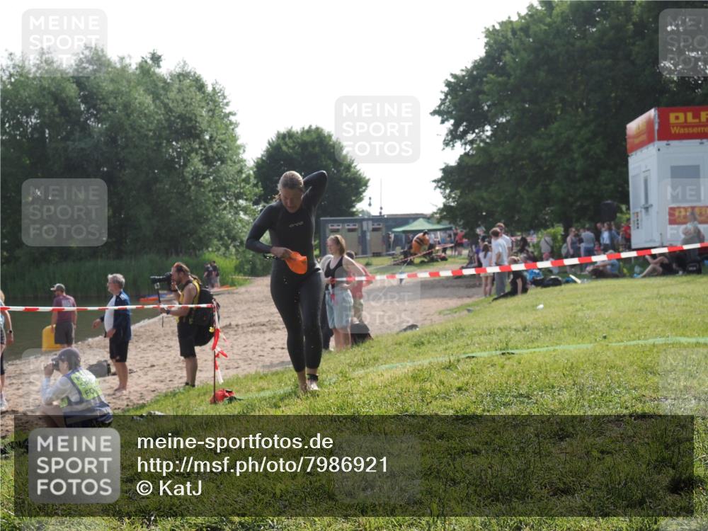 15.06.2025 - 27. Vierlanden-Triathlon KatJ http://msf.ph/oto/7986921 15.06.2025 09:02:39 Schwimmen 200, 223, 246 meine-sportfotos.de