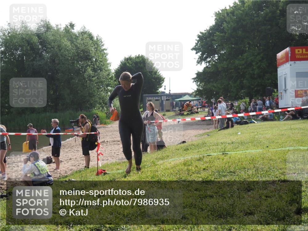 15.06.2025 - 27. Vierlanden-Triathlon KatJ http://msf.ph/oto/7986935 15.06.2025 09:02:39 Schwimmen 200, 223, 246 meine-sportfotos.de