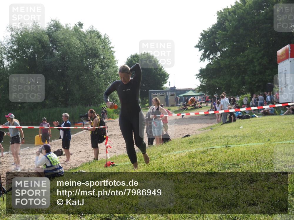 15.06.2025 - 27. Vierlanden-Triathlon KatJ http://msf.ph/oto/7986949 15.06.2025 09:02:39 Schwimmen 200, 223, 246 meine-sportfotos.de