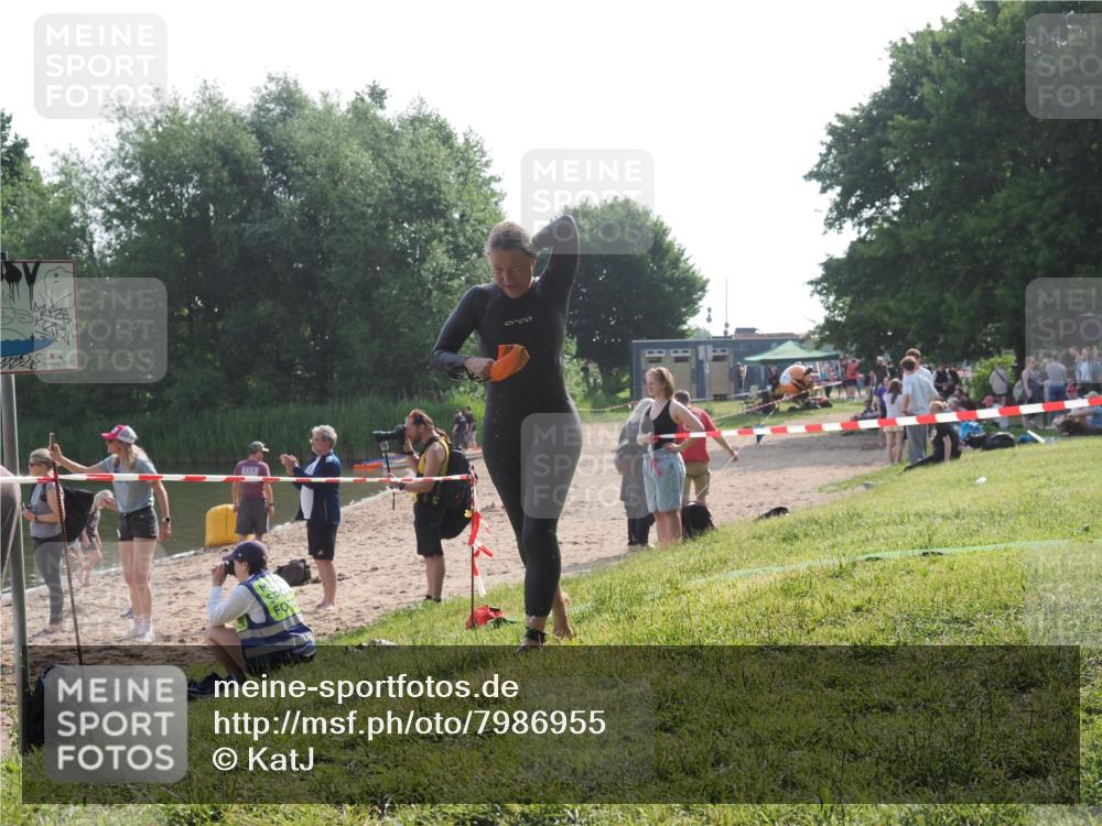15.06.2025 - 27. Vierlanden-Triathlon KatJ http://msf.ph/oto/7986955 15.06.2025 09:02:40 Schwimmen 200, 223, 246 meine-sportfotos.de