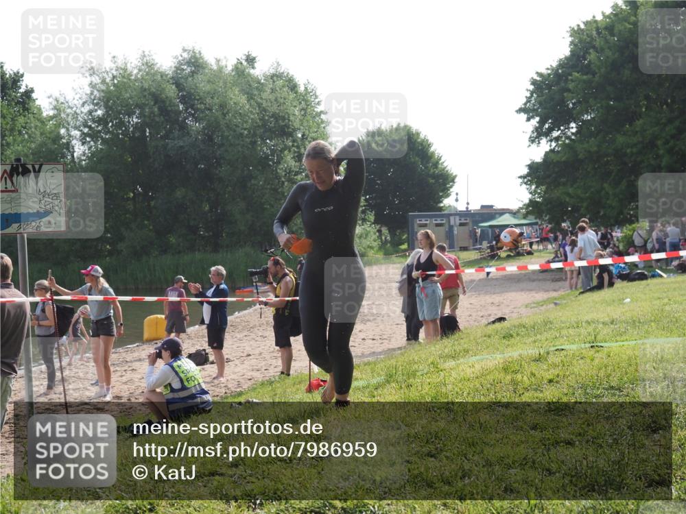 15.06.2025 - 27. Vierlanden-Triathlon KatJ http://msf.ph/oto/7986959 15.06.2025 09:02:40 Schwimmen 200, 223, 246 meine-sportfotos.de