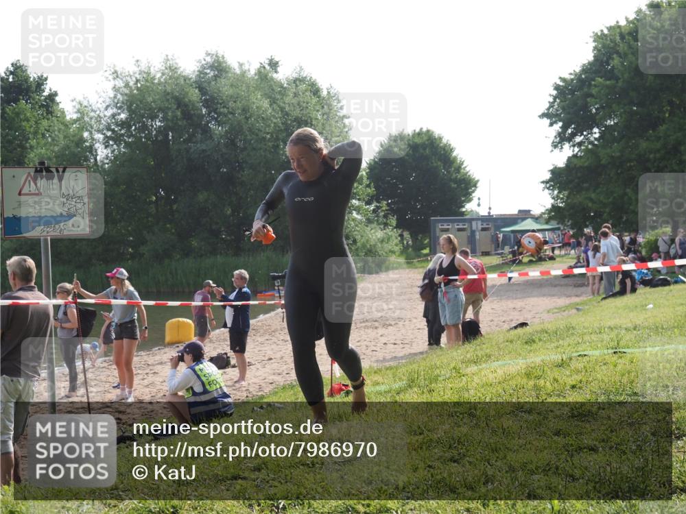 15.06.2025 - 27. Vierlanden-Triathlon KatJ http://msf.ph/oto/7986970 15.06.2025 09:02:40 Schwimmen 200, 223, 246 meine-sportfotos.de