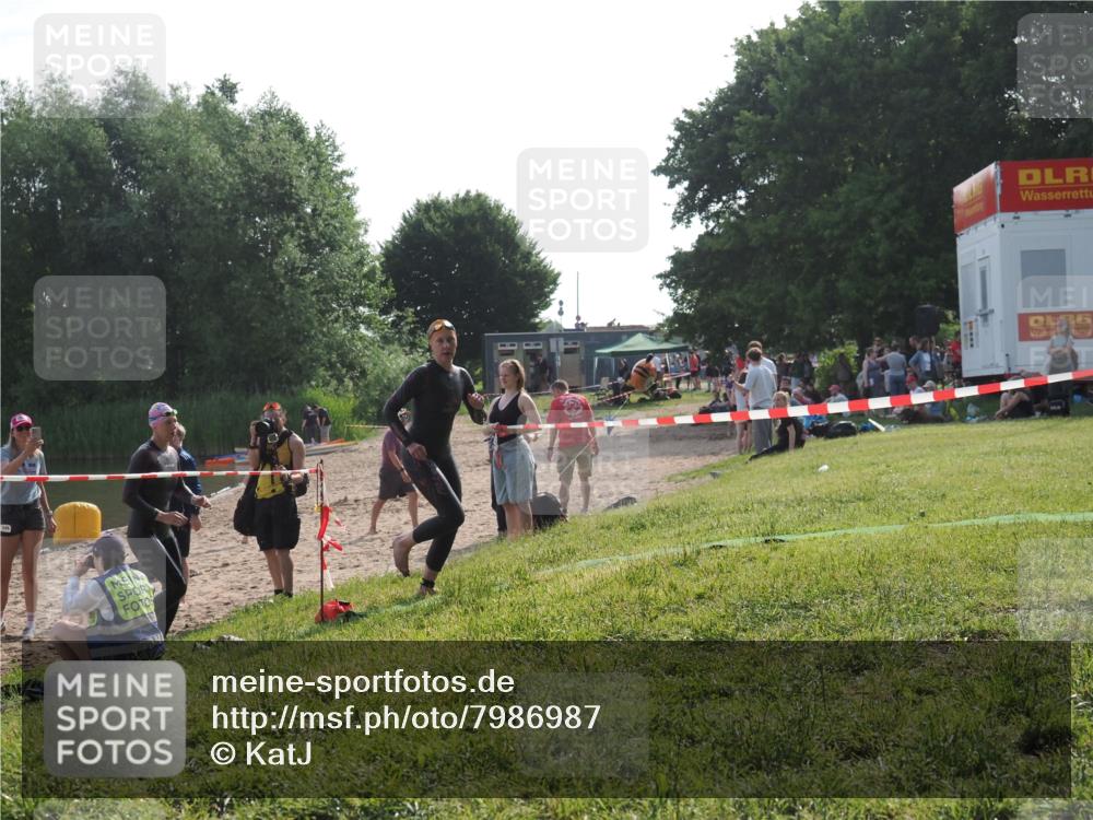 15.06.2025 - 27. Vierlanden-Triathlon KatJ http://msf.ph/oto/7986987 15.06.2025 09:02:44 Schwimmen 200, 210, 223, 246 meine-sportfotos.de