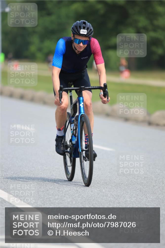 15.06.2025 - 27. Vierlanden-Triathlon H.Heesch http://msf.ph/oto/7987026 15.06.2025 11:16:03 Radfahren 102, 208, 801, 819, 860 meine-sportfotos.de