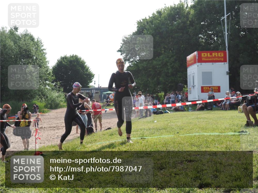 15.06.2025 - 27. Vierlanden-Triathlon KatJ http://msf.ph/oto/7987047 15.06.2025 09:02:46 Schwimmen 200, 210, 223, 246 meine-sportfotos.de