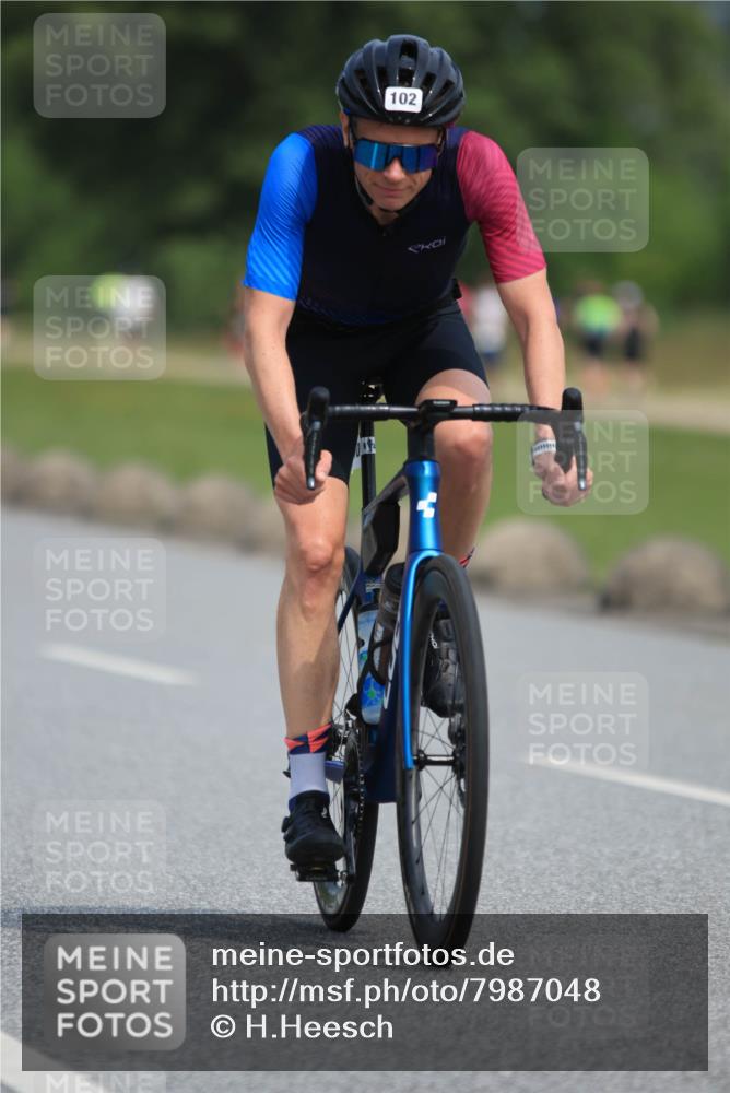 15.06.2025 - 27. Vierlanden-Triathlon H.Heesch http://msf.ph/oto/7987048 15.06.2025 11:16:04 Radfahren 102, 208, 801, 819, 860 meine-sportfotos.de