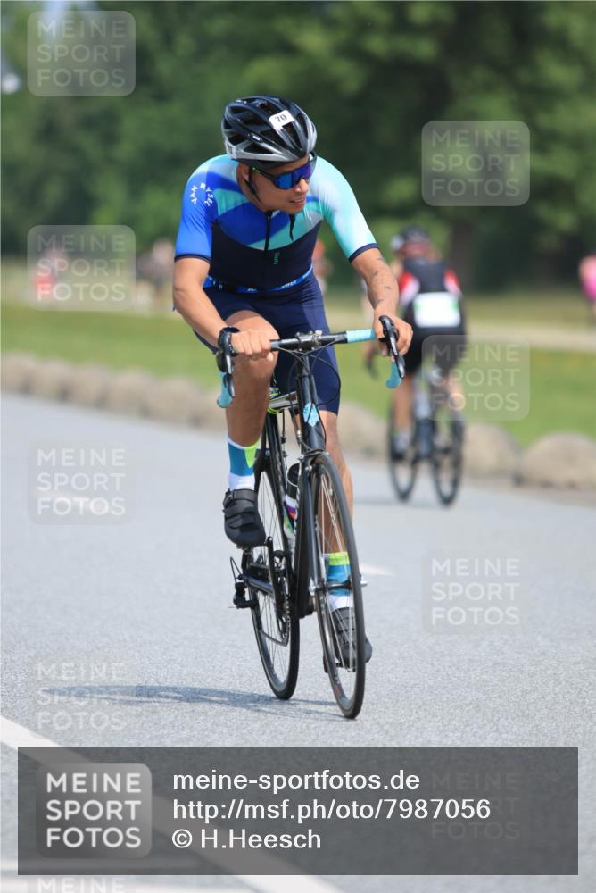 15.06.2025 - 27. Vierlanden-Triathlon H.Heesch http://msf.ph/oto/7987056 15.06.2025 11:35:47 Radfahren 70, 676, 735, 736 meine-sportfotos.de