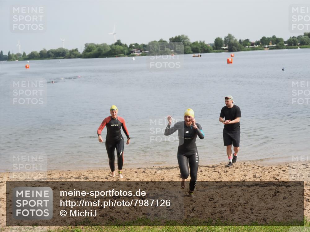 21.06.2025 - 27. Vierlanden-Triathlon MichiJ http://msf.ph/oto/7987126 15.06.2026 09:12:02 Schwimmen 201, 215, 229 meine-sportfotos.de