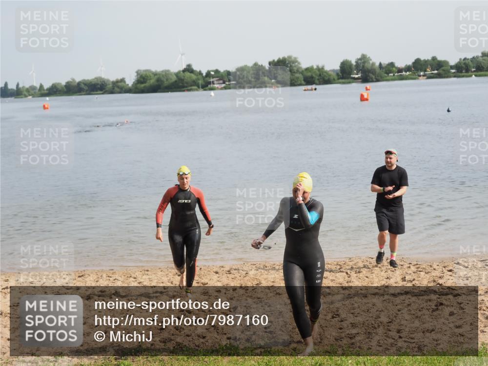 21.06.2025 - 27. Vierlanden-Triathlon MichiJ http://msf.ph/oto/7987160 15.06.2026 09:12:03 Schwimmen 201, 215, 229 meine-sportfotos.de