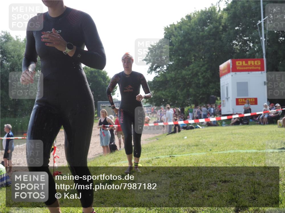 15.06.2025 - 27. Vierlanden-Triathlon KatJ http://msf.ph/oto/7987182 15.06.2025 09:02:50 Schwimmen 200, 210, 223 meine-sportfotos.de