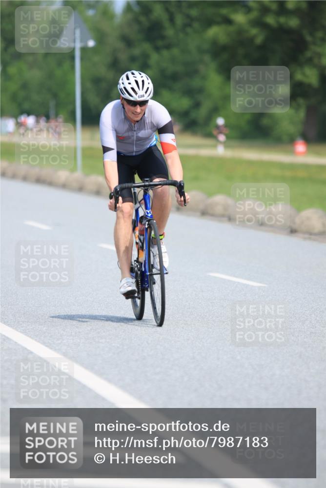 15.06.2025 - 27. Vierlanden-Triathlon H.Heesch http://msf.ph/oto/7987183 15.06.2025 11:36:46 Radfahren 123, 688, 749 meine-sportfotos.de