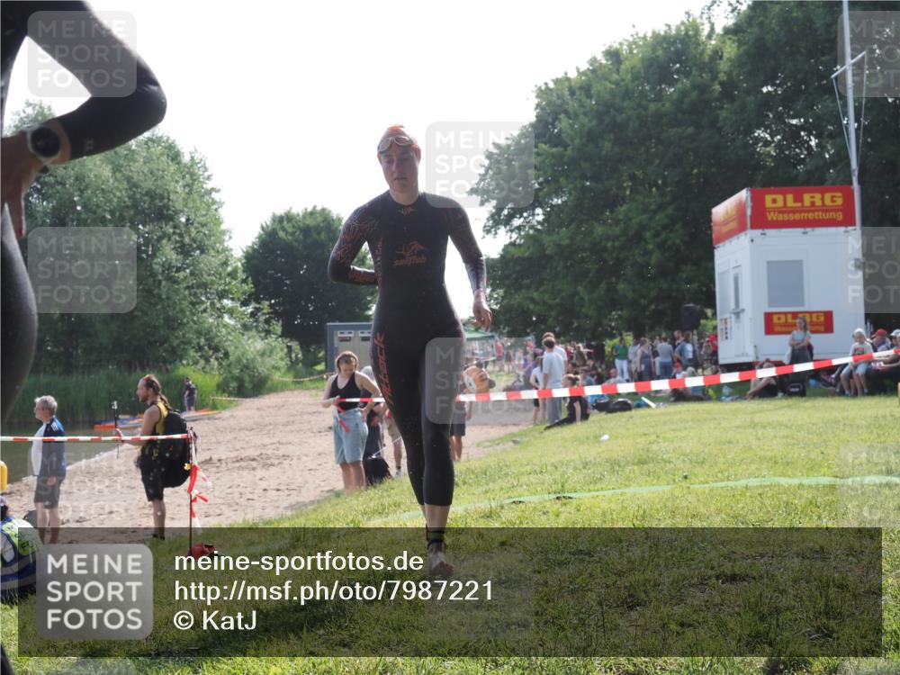 15.06.2025 - 27. Vierlanden-Triathlon KatJ http://msf.ph/oto/7987221 15.06.2025 09:02:50 Schwimmen 200, 210, 223 meine-sportfotos.de