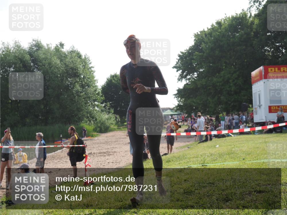 15.06.2025 - 27. Vierlanden-Triathlon KatJ http://msf.ph/oto/7987231 15.06.2025 09:02:50 Schwimmen 200, 210, 223 meine-sportfotos.de