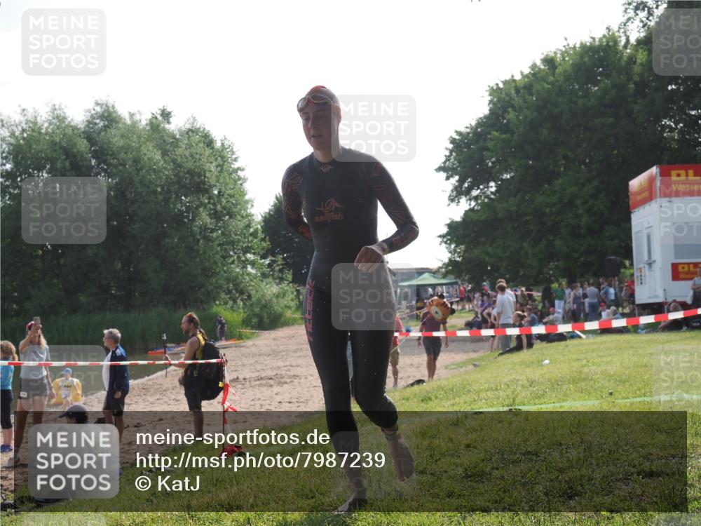 15.06.2025 - 27. Vierlanden-Triathlon KatJ http://msf.ph/oto/7987239 15.06.2025 09:02:51 Schwimmen 200, 210, 223 meine-sportfotos.de