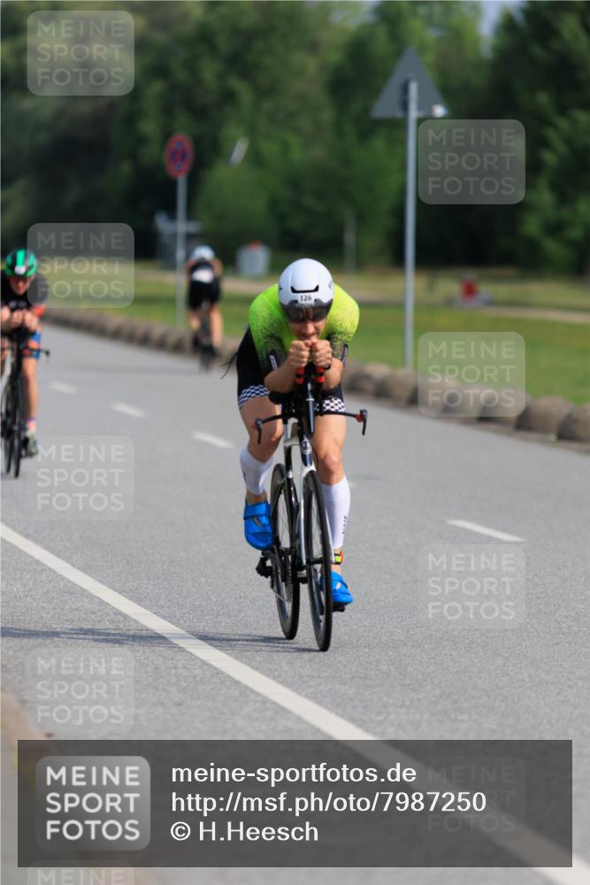 15.06.2025 - 27. Vierlanden-Triathlon H.Heesch http://msf.ph/oto/7987250 15.06.2025 09:10:54 Radfahren 54, 126 meine-sportfotos.de