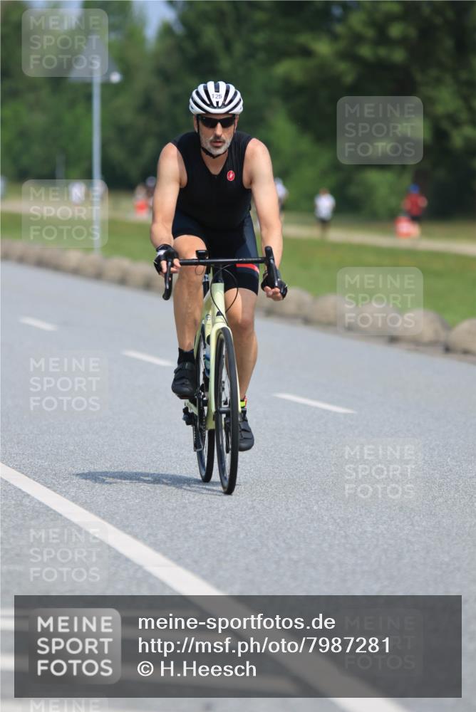 15.06.2025 - 27. Vierlanden-Triathlon H.Heesch http://msf.ph/oto/7987281 15.06.2025 11:37:03 Radfahren 125, 713 meine-sportfotos.de