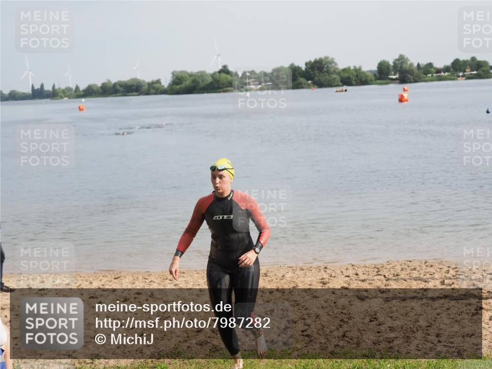 21.06.2025 - 27. Vierlanden-Triathlon MichiJ http://msf.ph/oto/7987282 15.06.2026 09:12:06 Schwimmen 201, 215, 229 meine-sportfotos.de