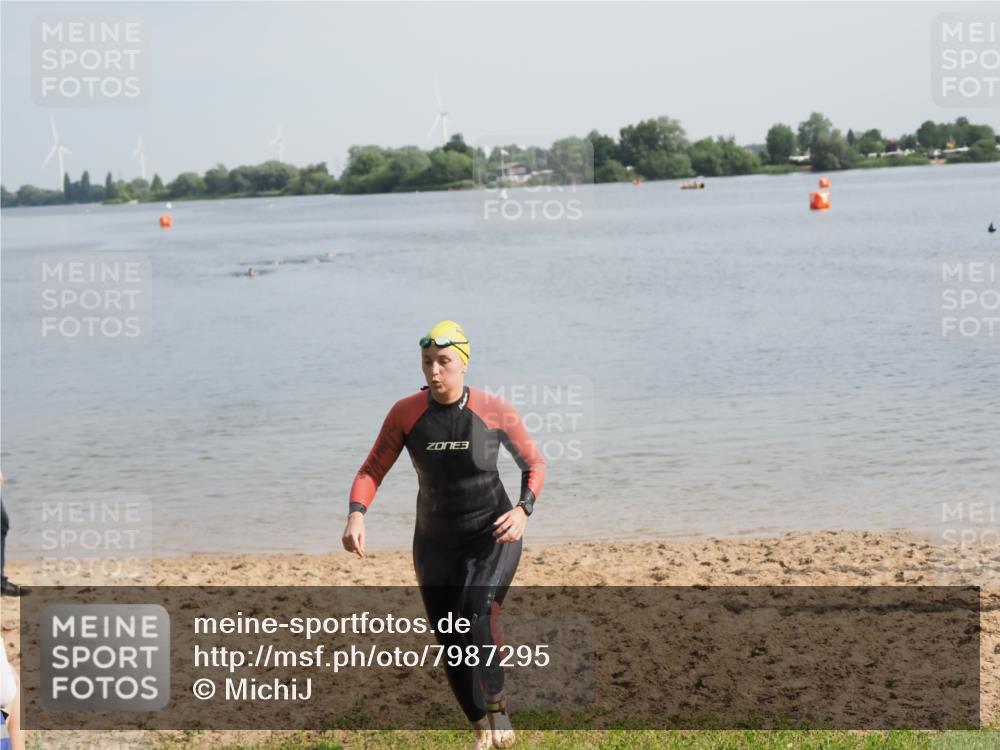 21.06.2025 - 27. Vierlanden-Triathlon MichiJ http://msf.ph/oto/7987295 15.06.2026 09:12:06 Schwimmen 201, 215, 229 meine-sportfotos.de