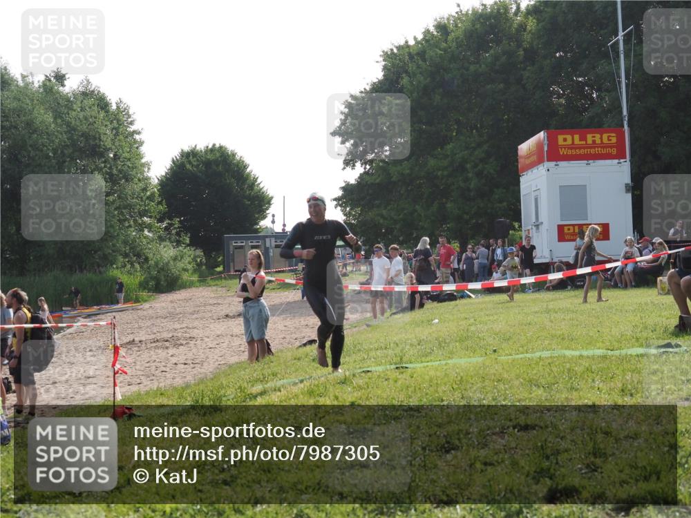 15.06.2025 - 27. Vierlanden-Triathlon KatJ http://msf.ph/oto/7987305 15.06.2025 09:03:11 Schwimmen 219, 248 meine-sportfotos.de