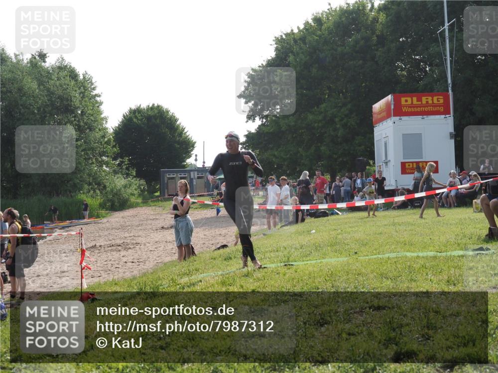 15.06.2025 - 27. Vierlanden-Triathlon KatJ http://msf.ph/oto/7987312 15.06.2025 09:03:11 Schwimmen 219, 248 meine-sportfotos.de