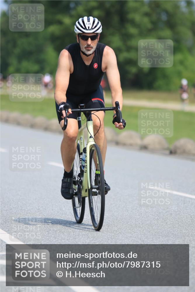 15.06.2025 - 27. Vierlanden-Triathlon H.Heesch http://msf.ph/oto/7987315 15.06.2025 11:37:04 Radfahren 125, 713 meine-sportfotos.de