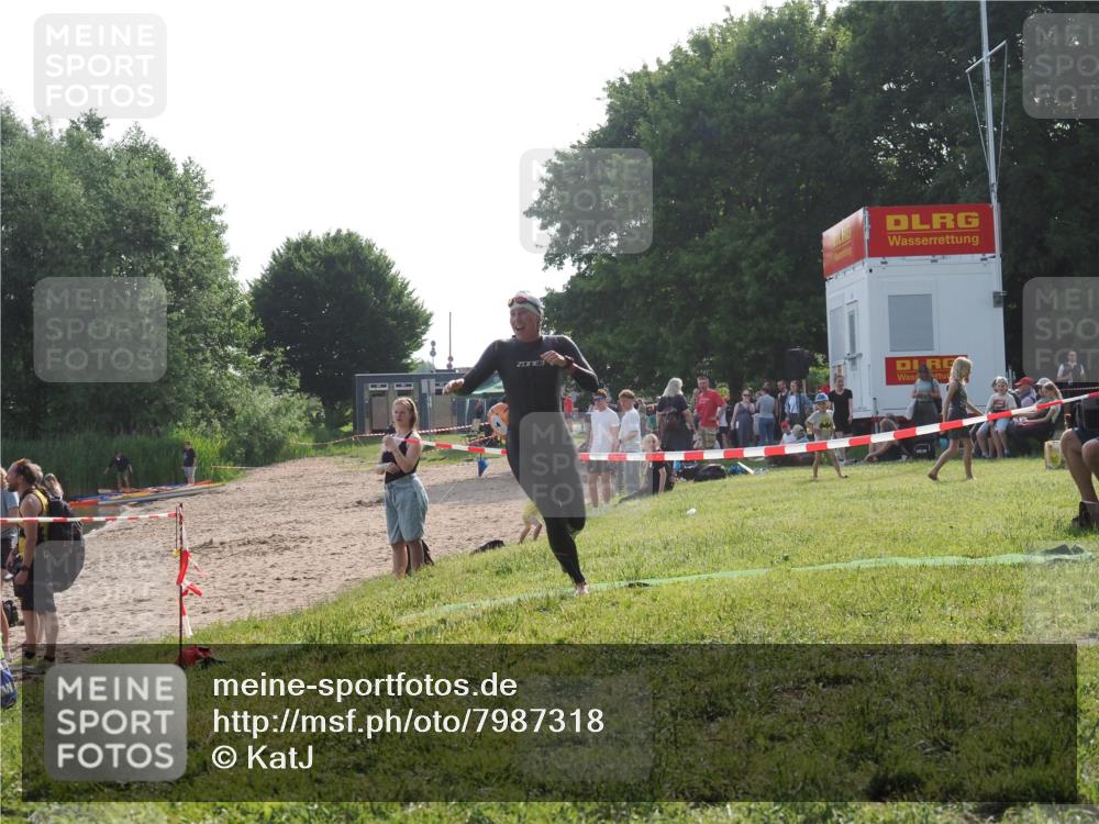 15.06.2025 - 27. Vierlanden-Triathlon KatJ http://msf.ph/oto/7987318 15.06.2025 09:03:11 Schwimmen 219, 248 meine-sportfotos.de
