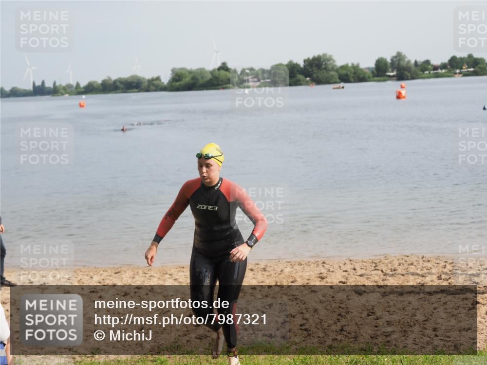 21.06.2025 - 27. Vierlanden-Triathlon MichiJ http://msf.ph/oto/7987321 15.06.2026 09:12:06 Schwimmen 201, 215, 229 meine-sportfotos.de