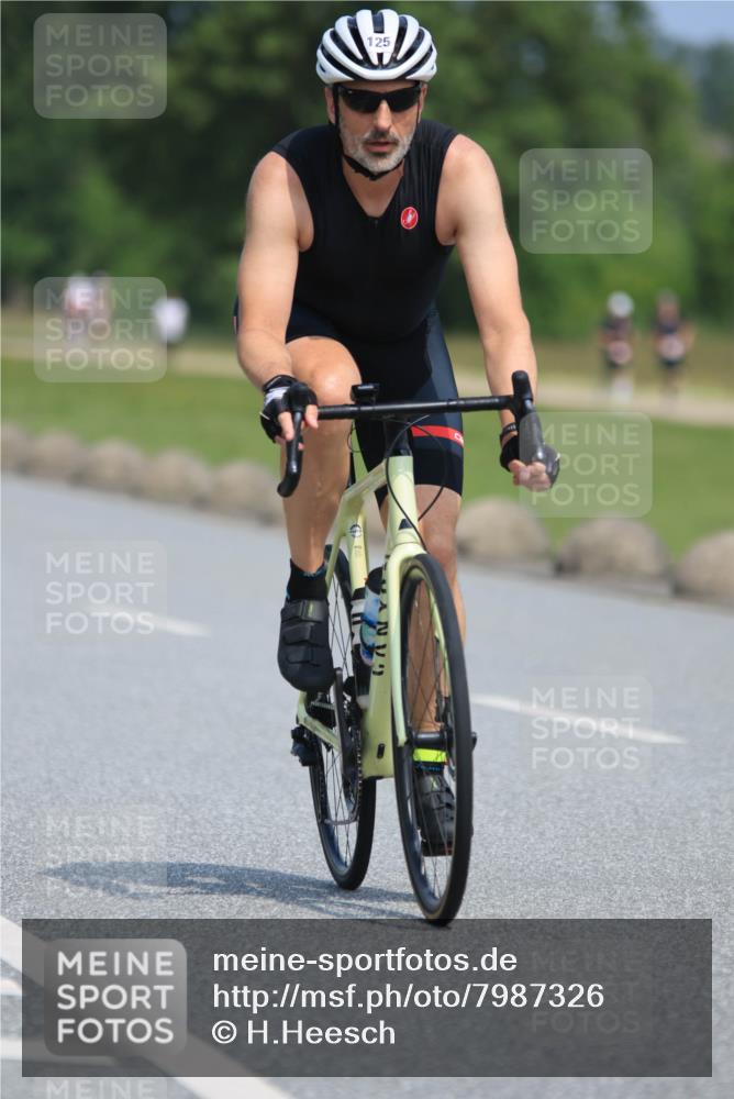 15.06.2025 - 27. Vierlanden-Triathlon H.Heesch http://msf.ph/oto/7987326 15.06.2025 11:37:04 Radfahren 125, 713 meine-sportfotos.de