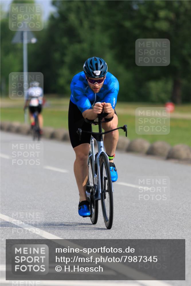 15.06.2025 - 27. Vierlanden-Triathlon H.Heesch http://msf.ph/oto/7987345 15.06.2025 09:12:24 Radfahren 27, 41, 69, 124 meine-sportfotos.de